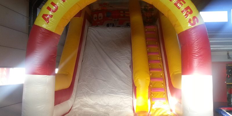 toboggan gonflable camion pompier rouge et jaune