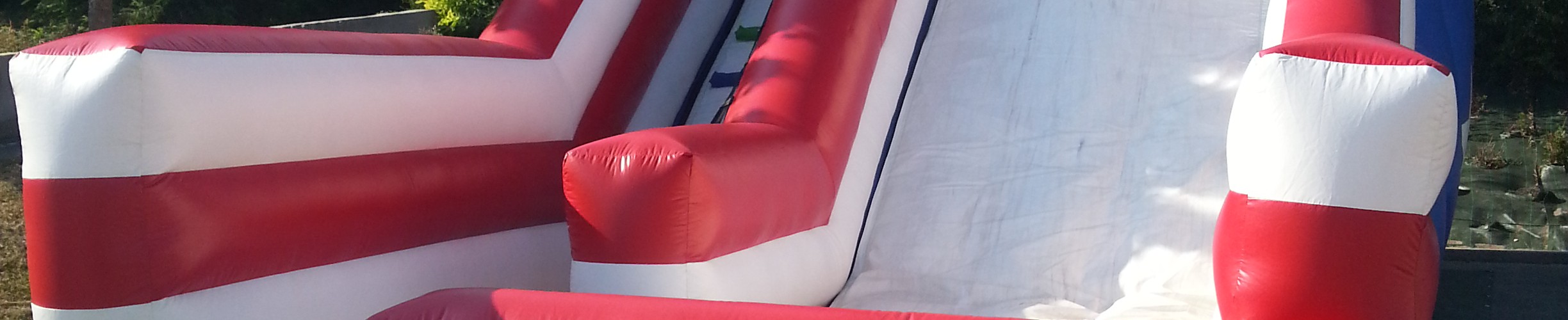 Structure gonflable de jeu en plein air : les enfants glissent dans le toboggan